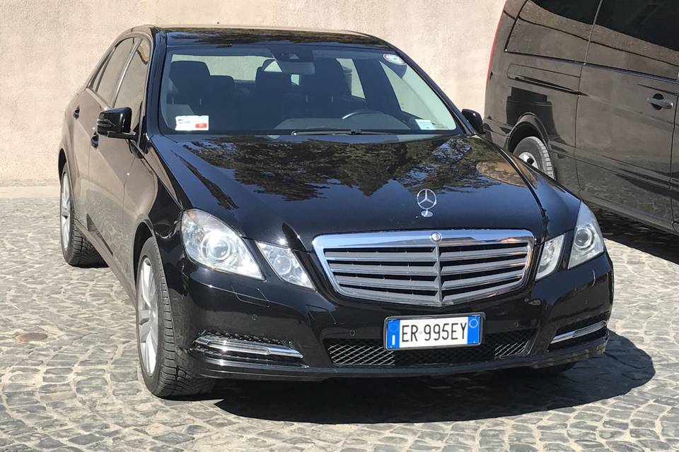 Mercedes E, colore Nero