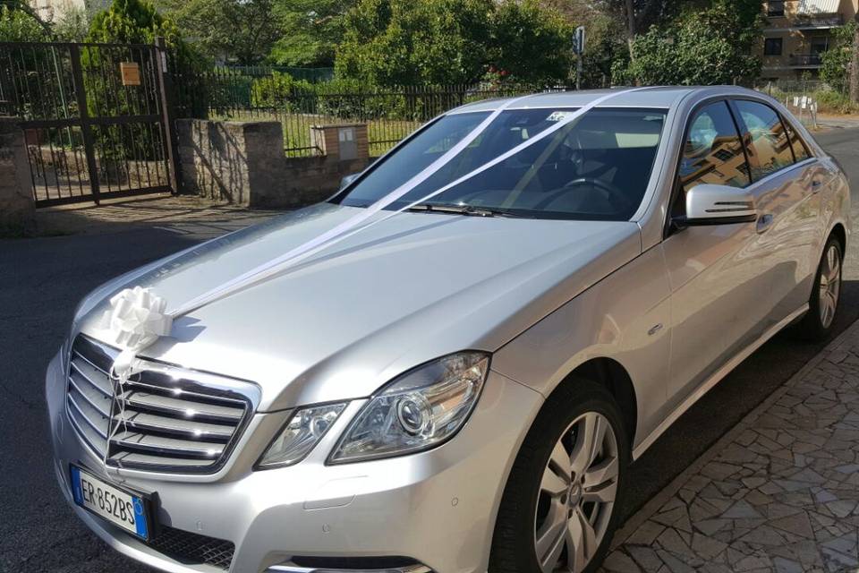 Mercedes E, colore grigio