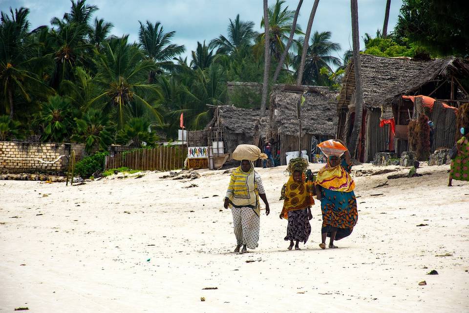 Donne su spiaggia di Zanzibar