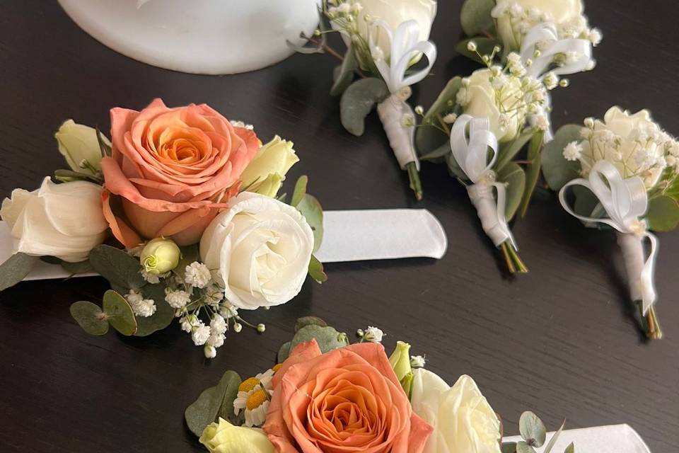 Braccialetti e fiori all'occhi