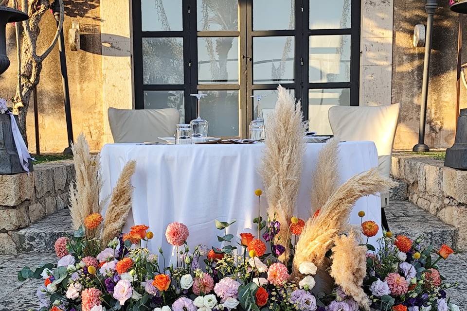 Allestimento tavolo sposi
