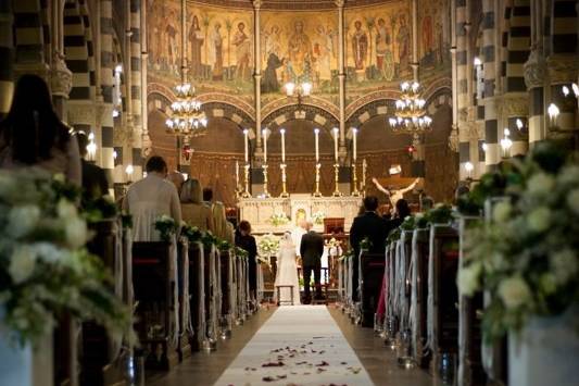 Chiesa Con petali a terra