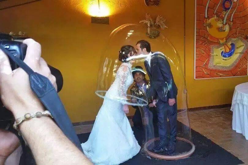 Sposi rinchiusi nelle bolle
