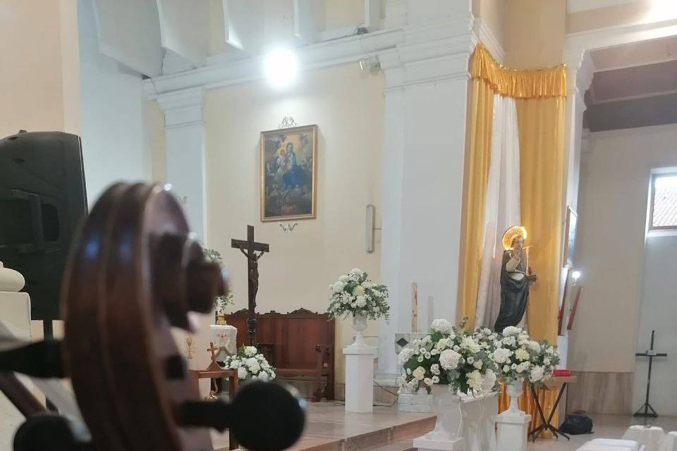 Violino e tastiera in chiesa