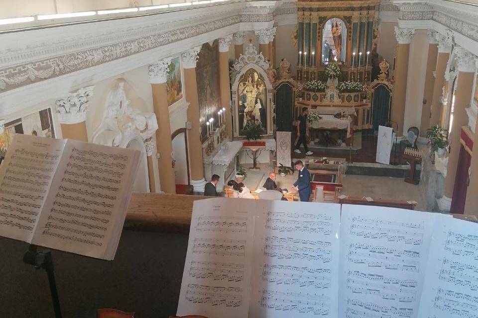 Violino e tastiera in chiesa