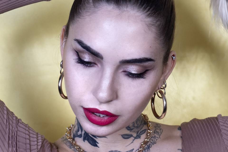 Eye liner e bocca rossa