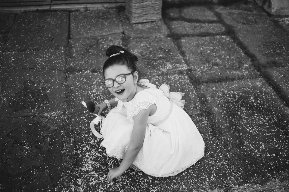 Bambina lancio riso