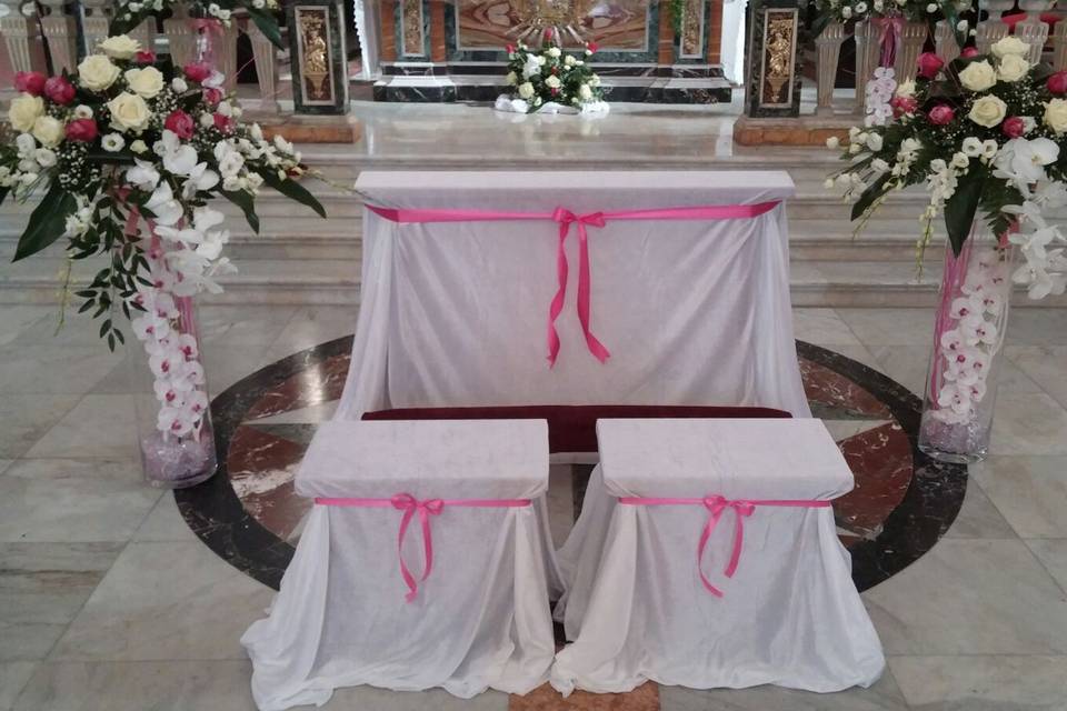 Altare fucsia e bianco