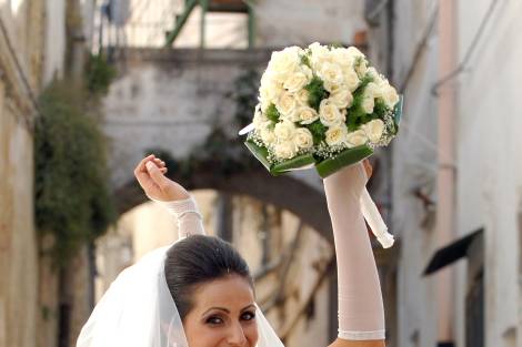 La sposa e il suo bouquet