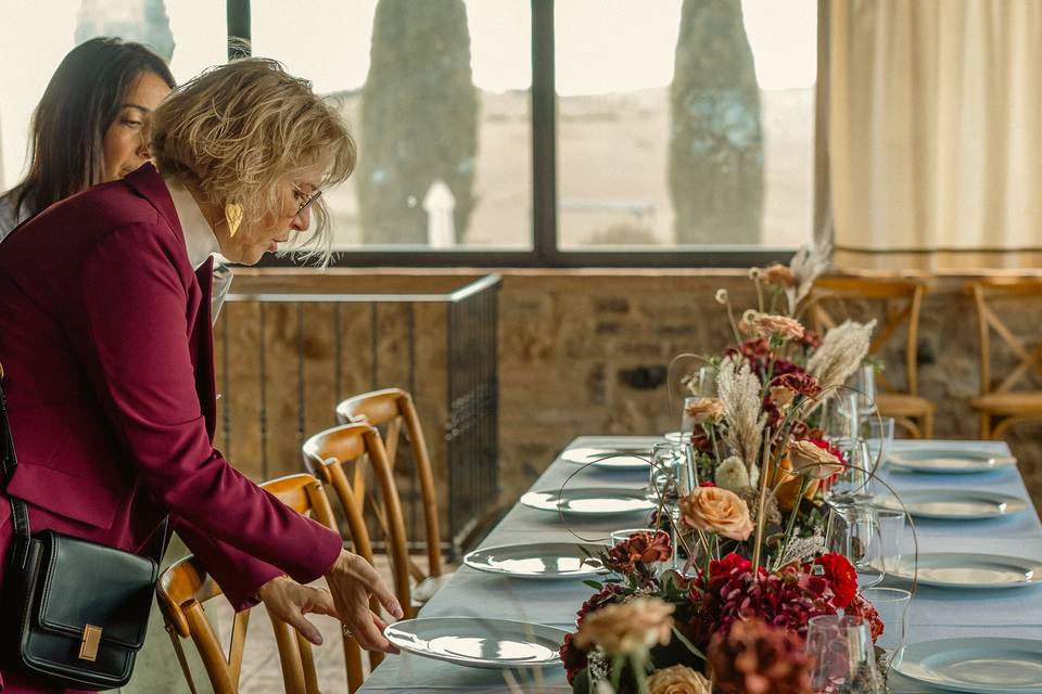 FOTO LATERALE DA VICINO _ PREPARAZIONE DELLA SALA DA PRANZO