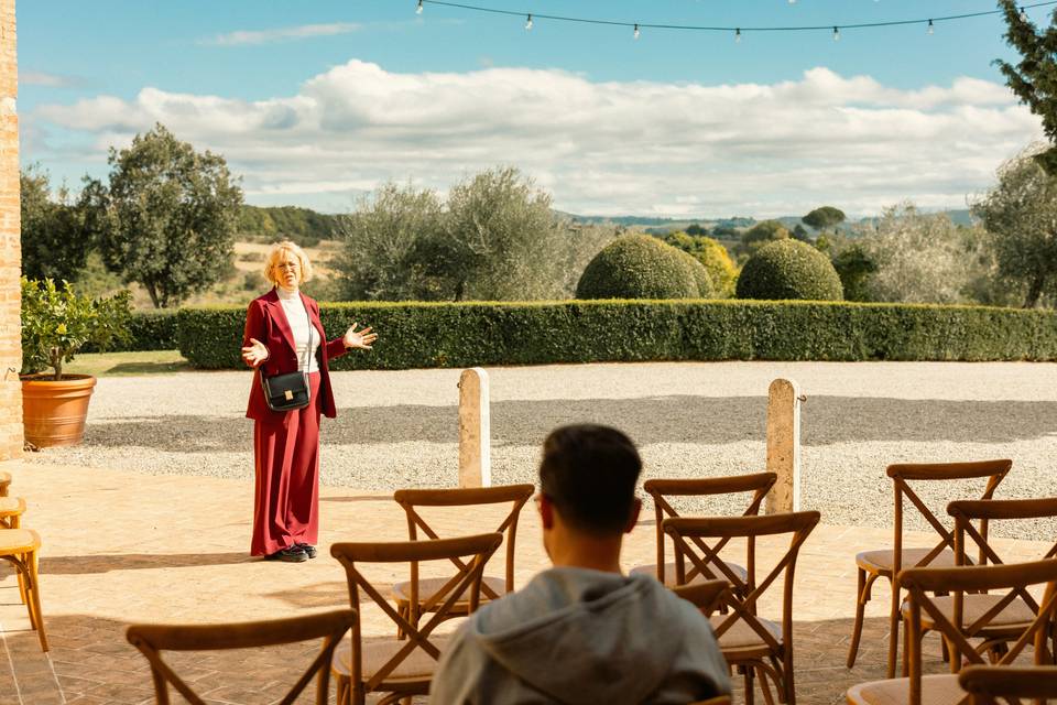 FOTO LONTANA_ ORGANIZZATRICE CHE PIANIFICA LA CERIMONIA