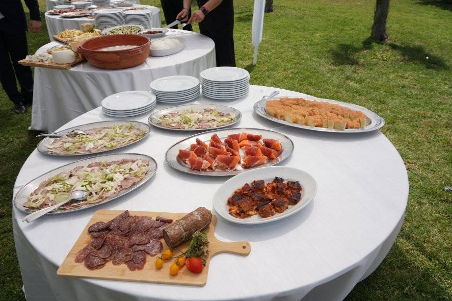 Buffet di antipasti sul prato