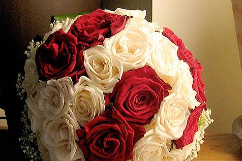 Bouquet di rose rosse e bianche