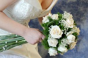 La sposa e il suo bouquet