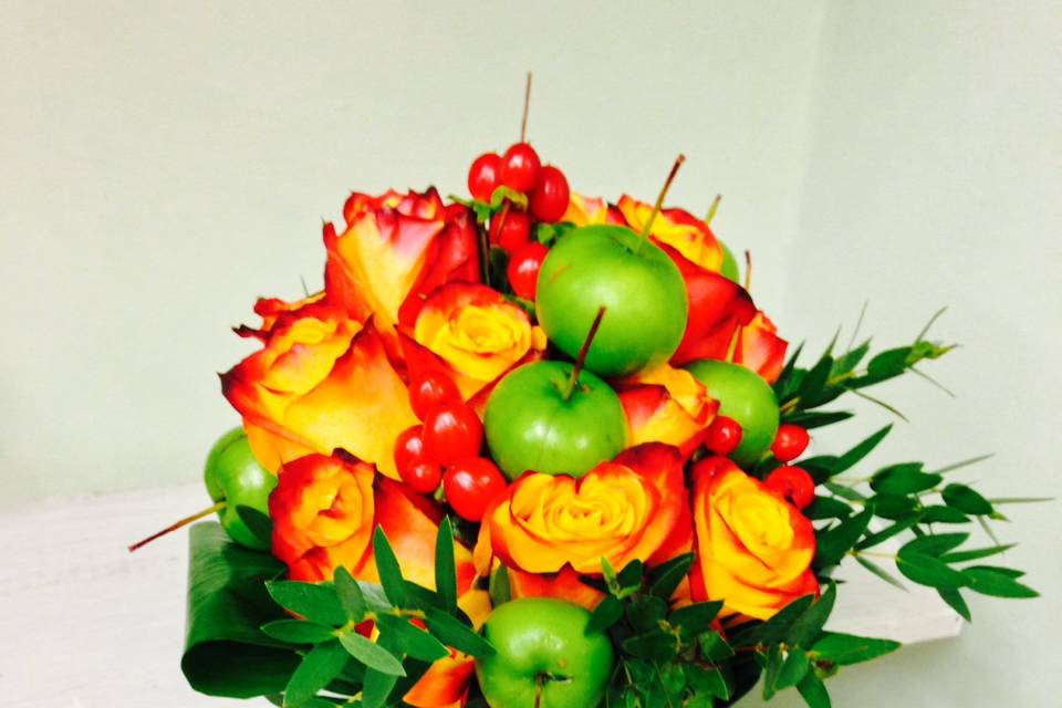 Bouquet con rose e mele