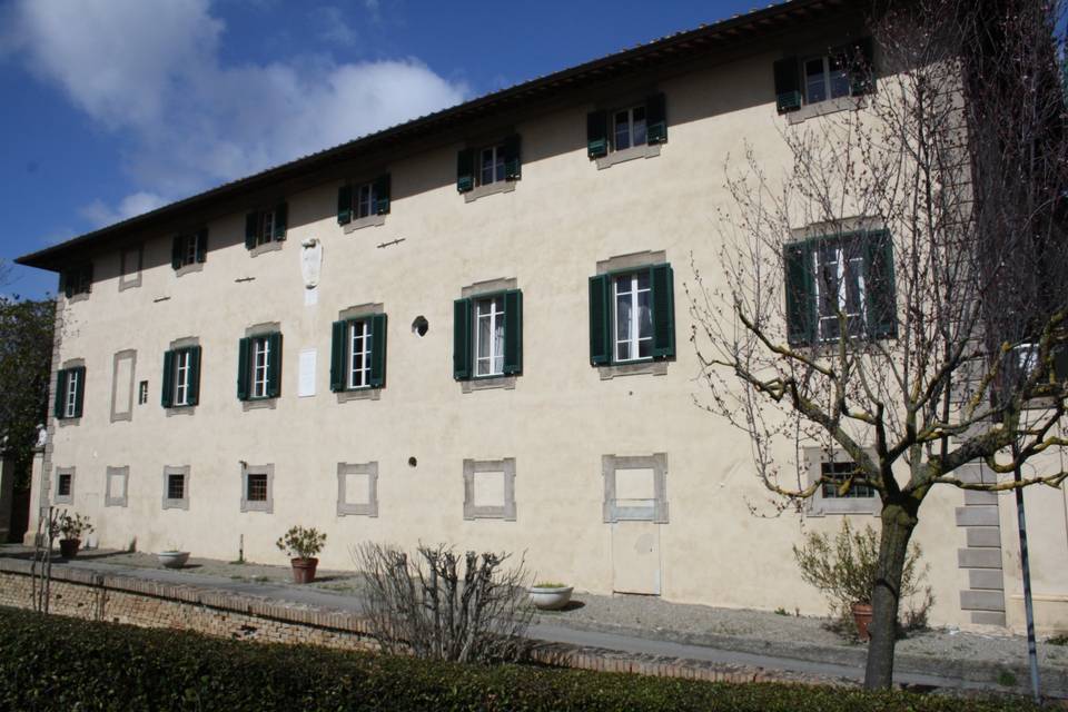 La facciata della villa