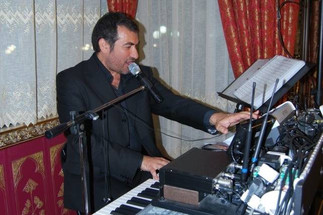 Simone marra live piano show