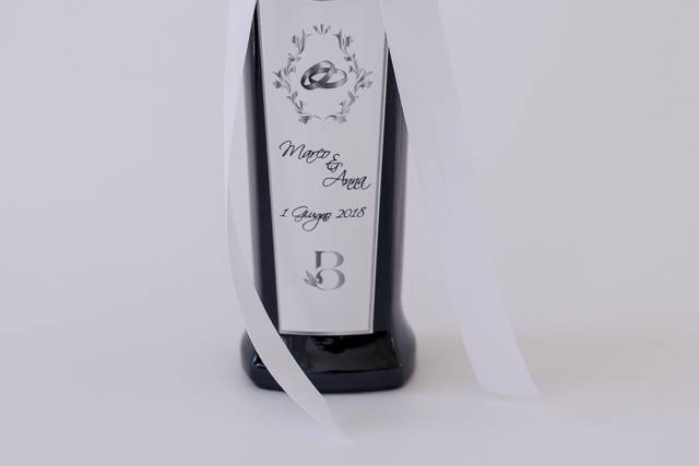 Olio EVO in white.