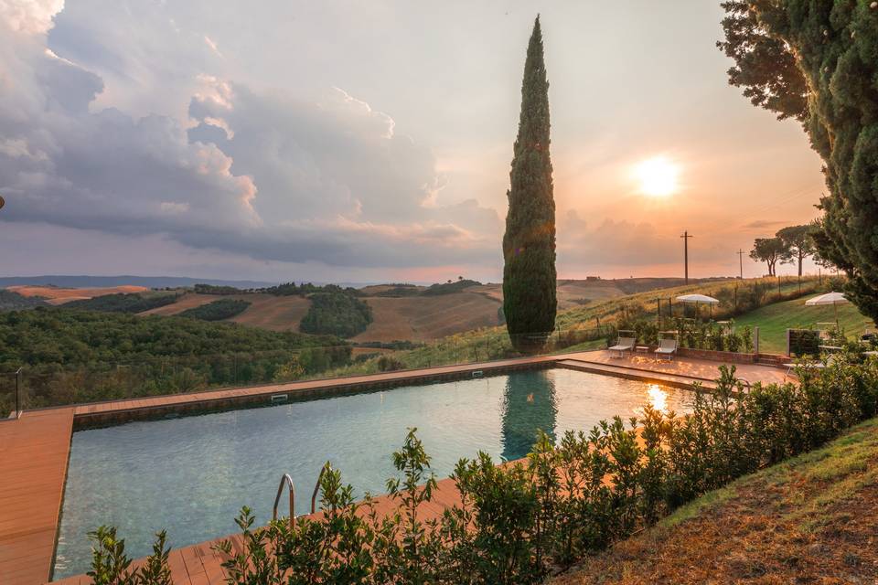 Tramonto alla piscina