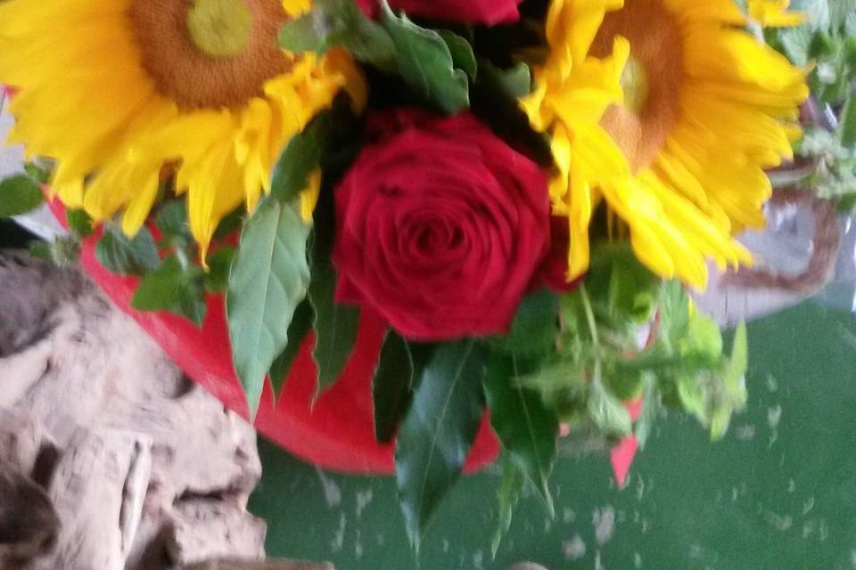 Bouquet con girasoli e rose