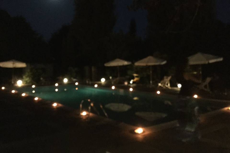 Bordo piscina con candele