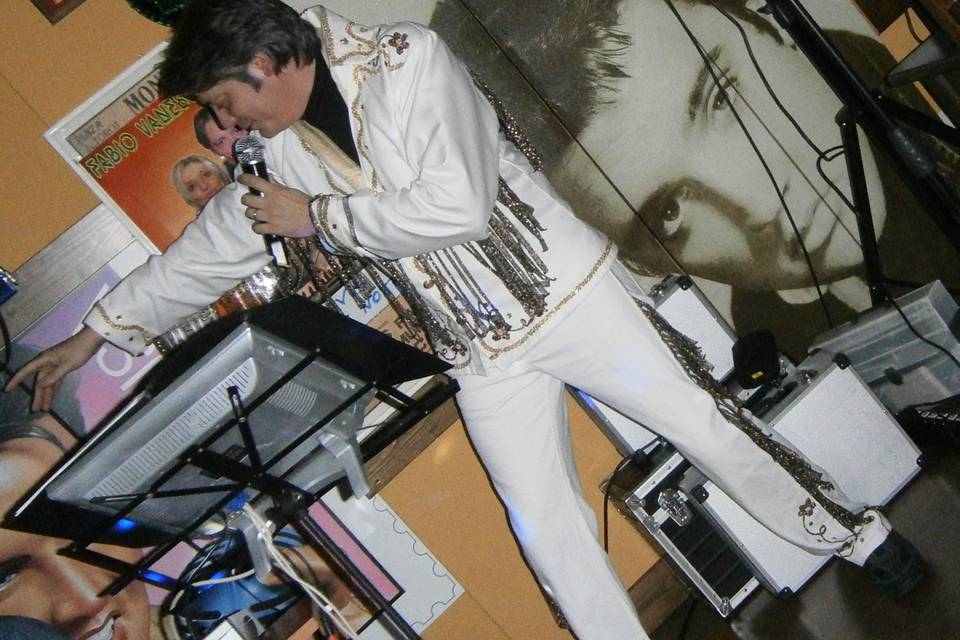 Imitazione Elvis con costume