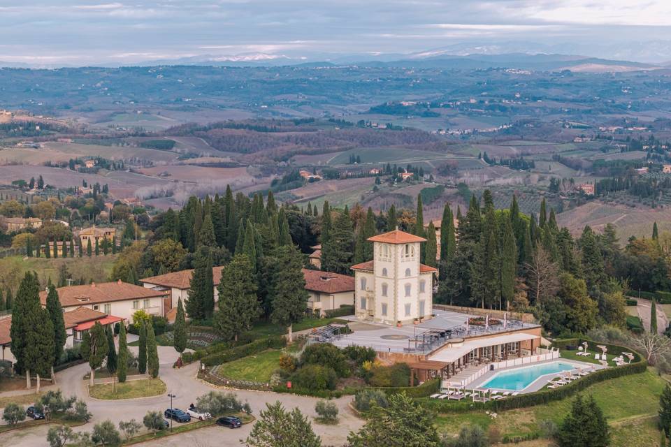 Poolside-wedding-tuscany