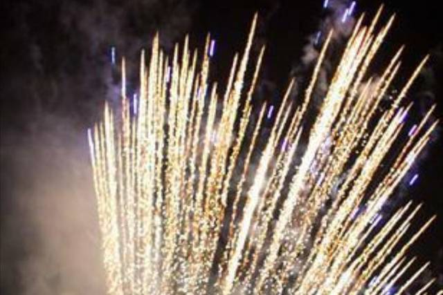 Fantastici fuochi d'artificio pirotecnici con stelle dorate in