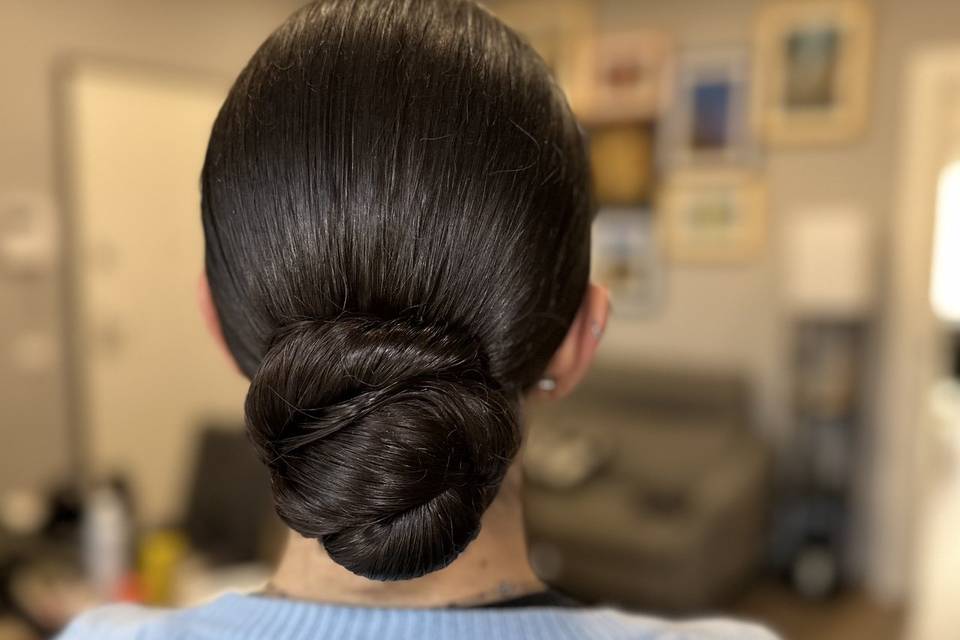 Acconciatura low bun