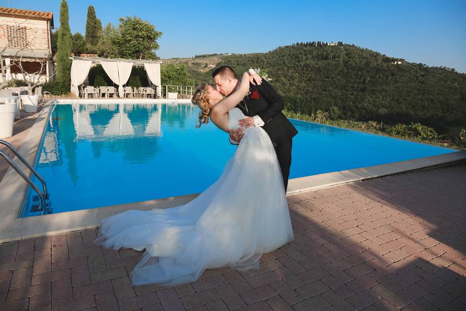 Bacio a bordo piscina