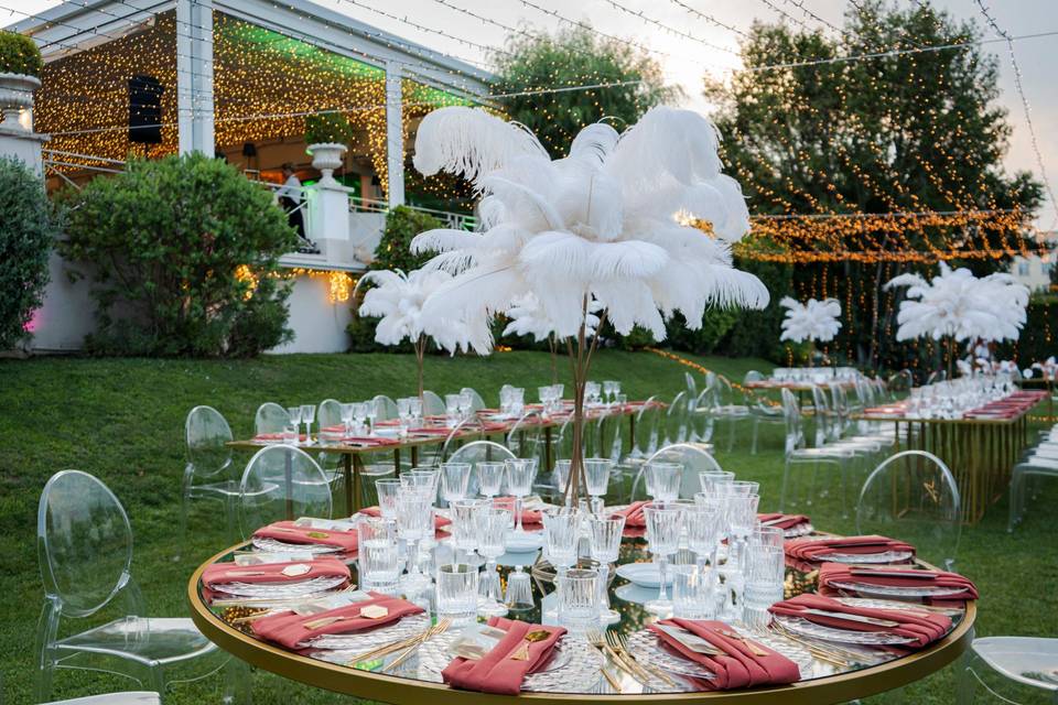 Preparativi cena in giardino