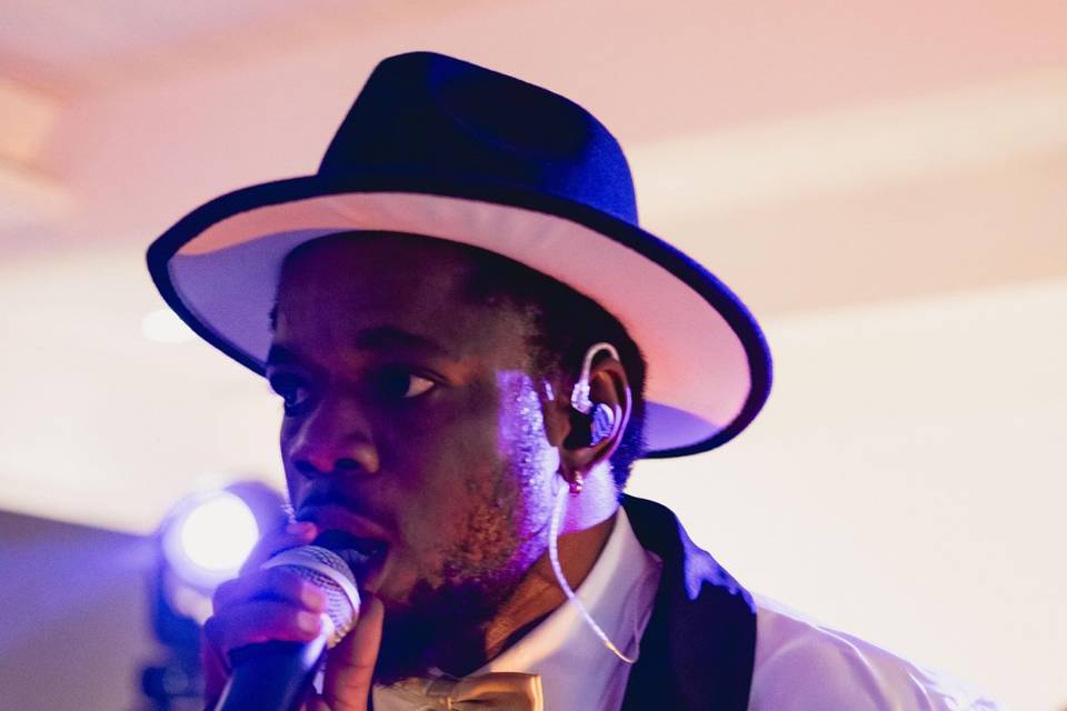 cantante_abito_bianco_cappello