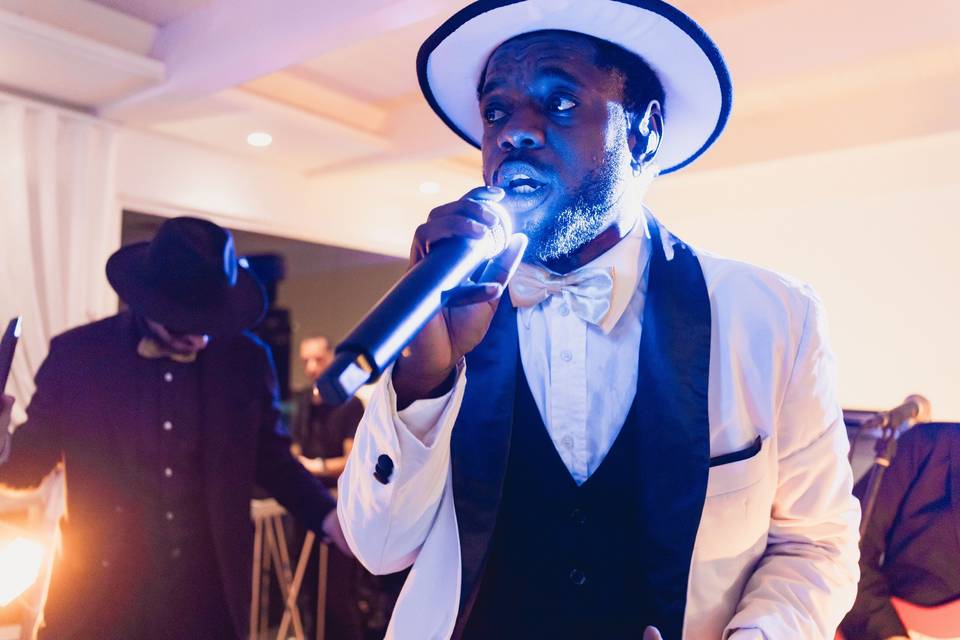 cantante_elegante_con_microfono