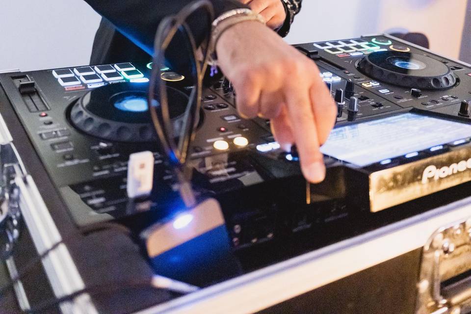 dj_mano_pulsanti_pioneer