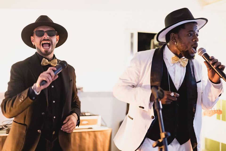 duo_cantanti_con_microfono