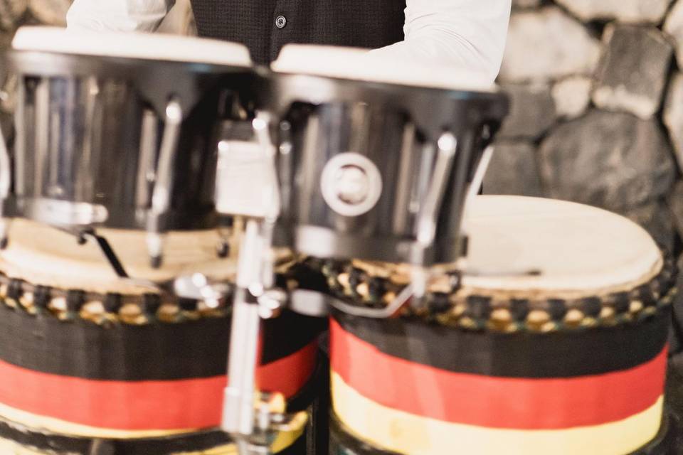 musicista_conga_abito_formale