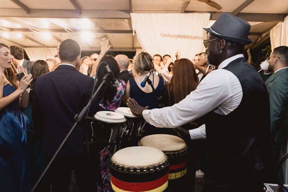 musicista_conga_cappello_nero