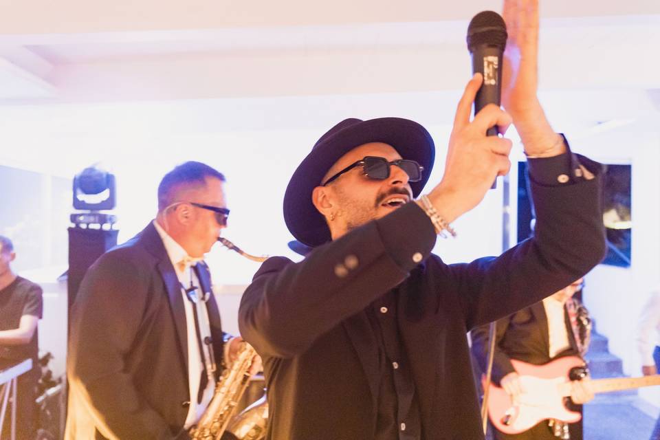 musicista_microfono_cappello_nero