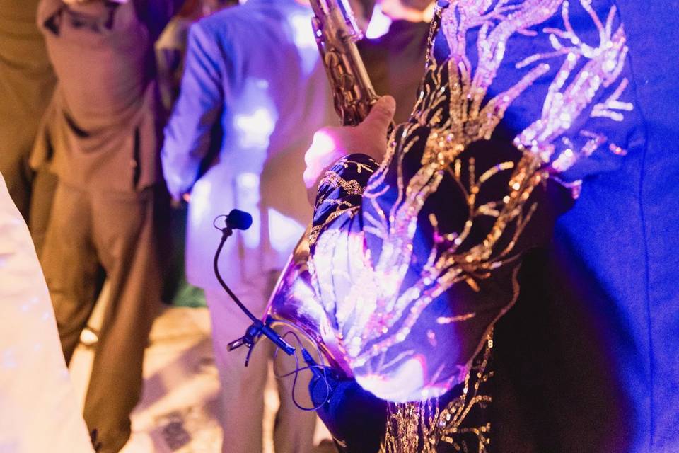 musicista_sax_abito_ricamato