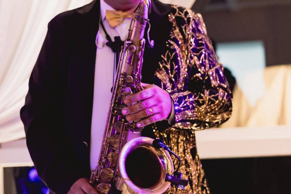 musicista_sax_ottone_giacca_ricamata