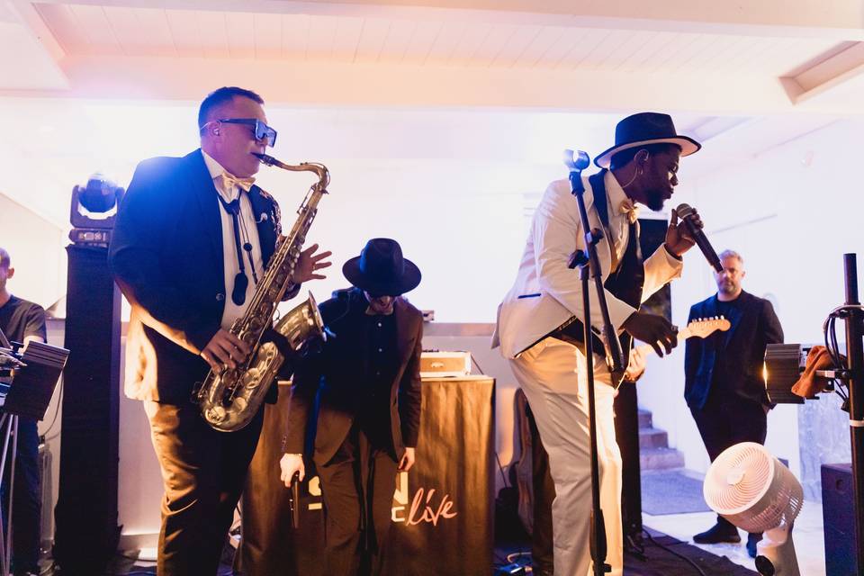 musicisti_live_sax_microfono