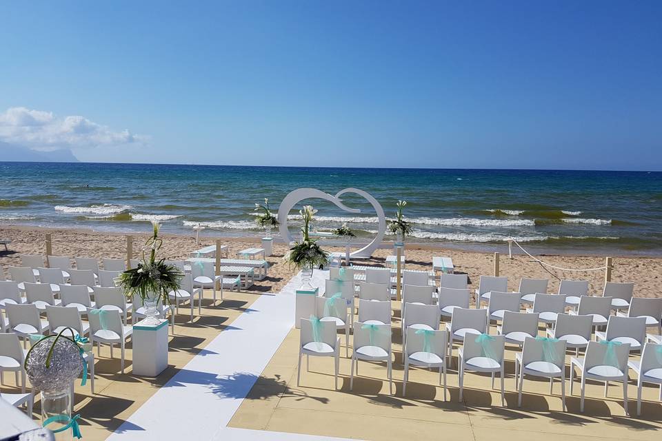 Allestimento rito in spiaggia