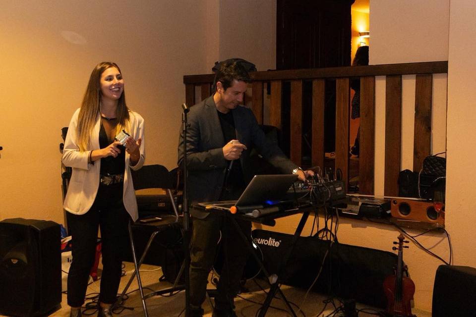 Duo ArchinVoce: violino, chitarra, cantante e dj