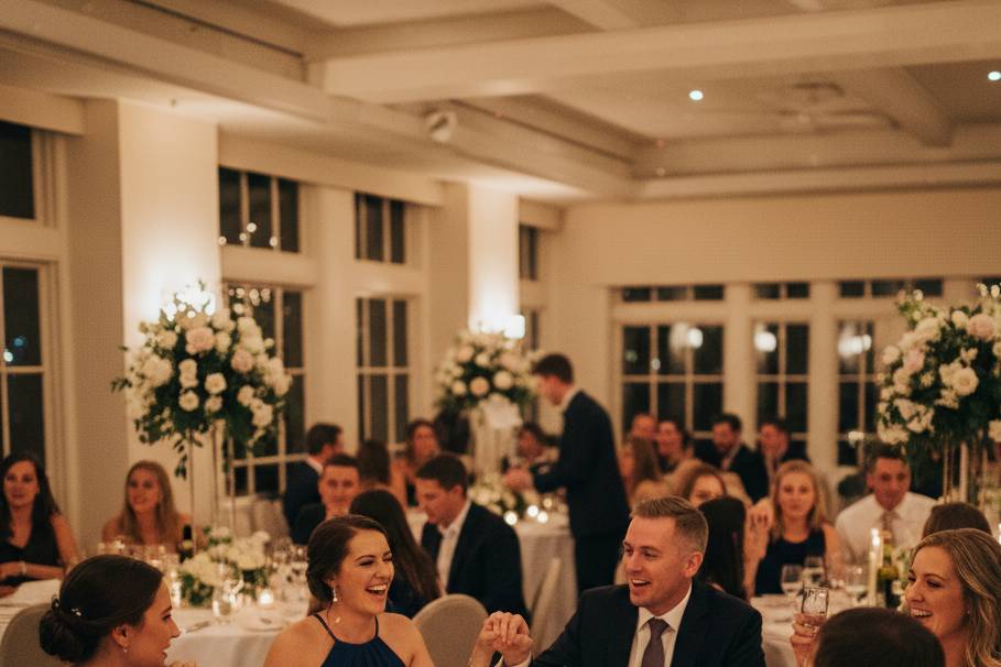 Invitati felici e divertiti