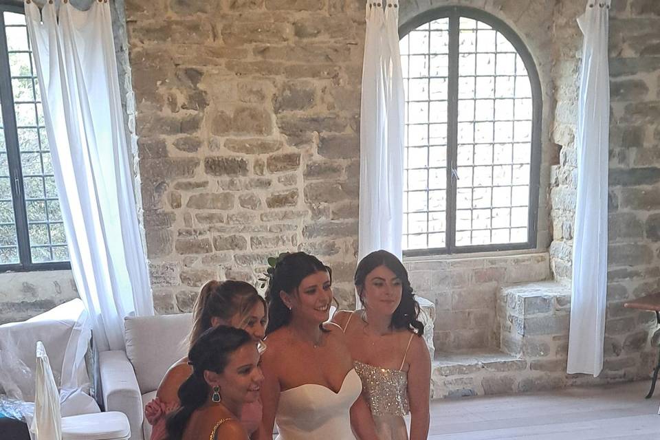 Sposa con amiche in castello