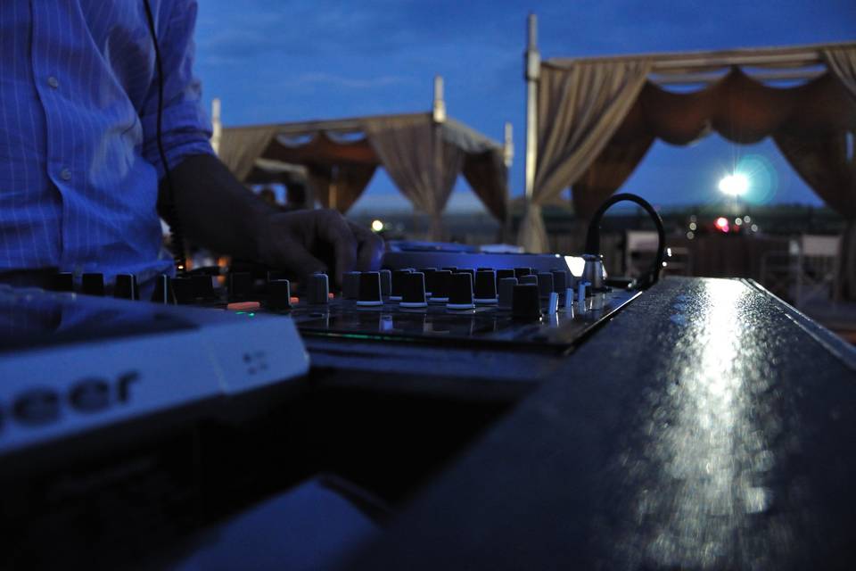 Dj set spiaggia sabbia e sale