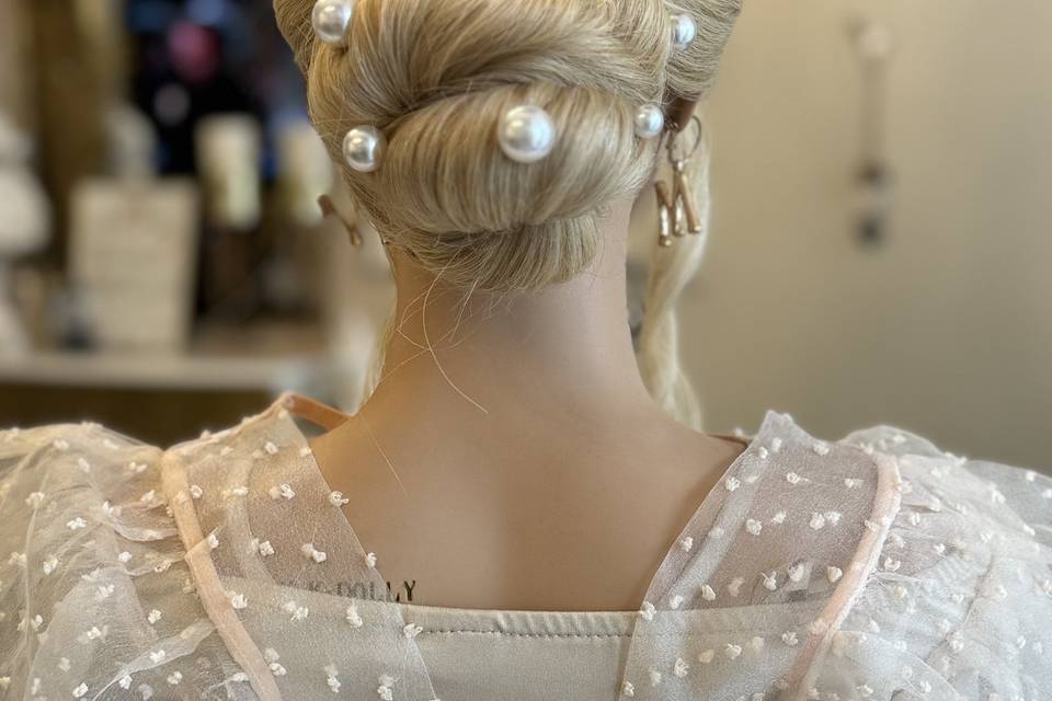 Low bun -bride