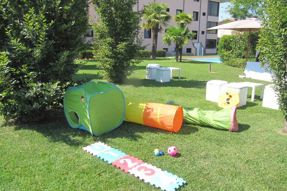 Angolo bimbi a bordo piscina