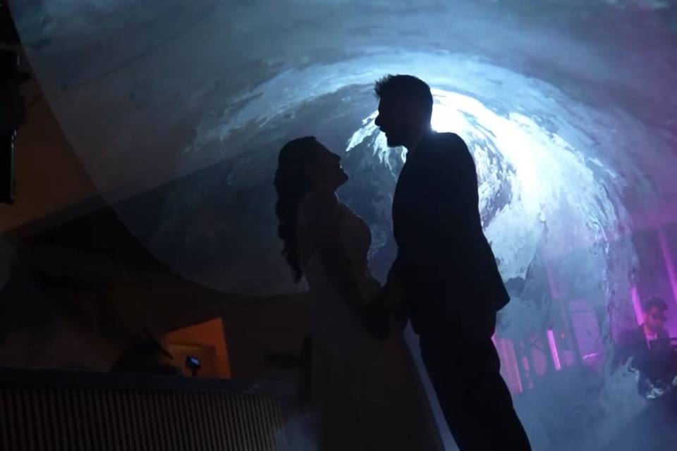 Ballo con cono di luce
