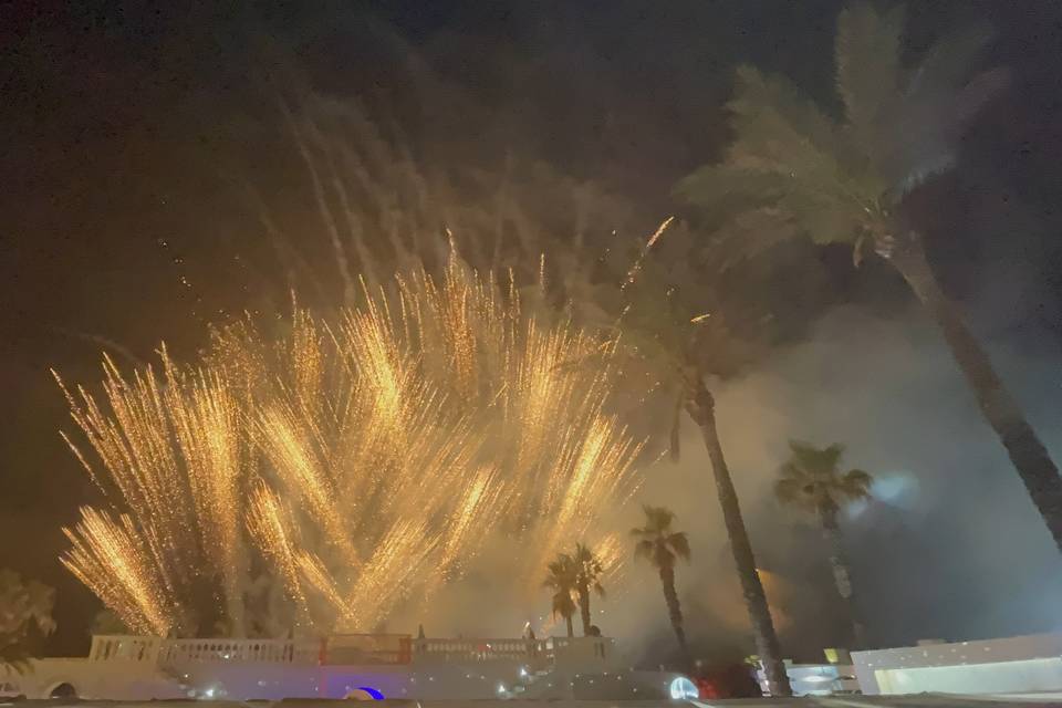 Fantastici fuochi d'artificio pirotecnici con stelle dorate in